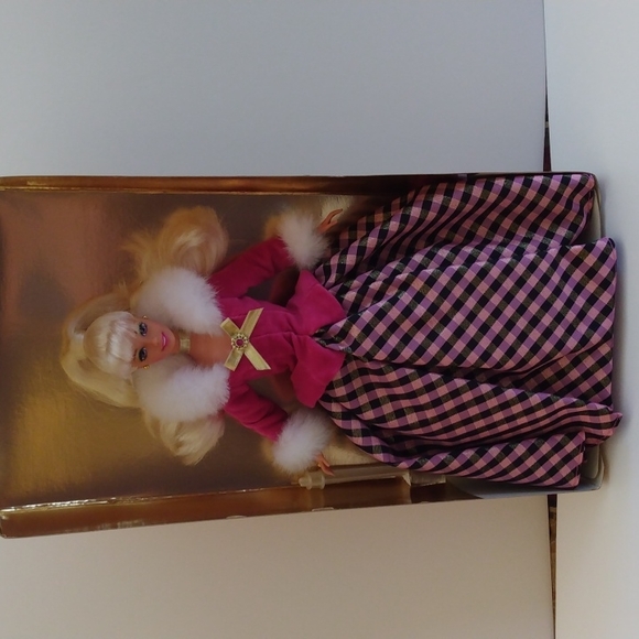Vintage Avon Exclusive 2nd in an Avon Special Edition Winter Rhapsody Barbie New - Picture 2 of 9